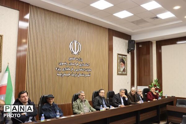نشست معاون وزیر فرهنگ و ارشاد اسلامی با جامعه هنری تربت حیدریه 