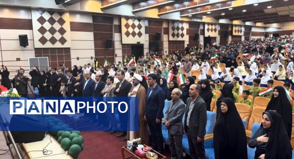 فریادهای همدلی و امید در بوشهر؛ دانش‌آموزان در تالار لیان یاد ۱۳ آبان را جاودانه کردند