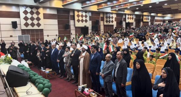 فریادهای همدلی و امید در بوشهر؛ دانش‌آموزان در تالار لیان یاد ۱۳ آبان را جاودانه کردند