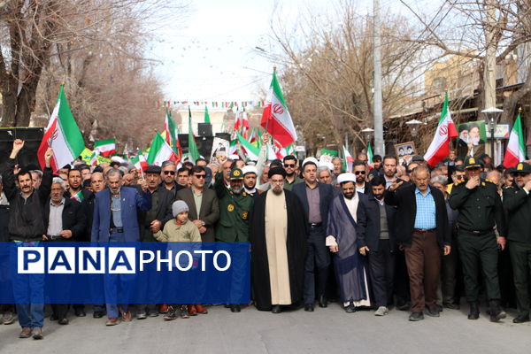 شکوه همبستگی مردم آباده در راهپیمایی ۲۲ بهمن