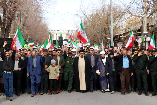 شکوه همبستگی مردم آباده در راهپیمایی ۲۲ بهمن