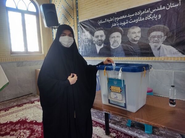 جلوه‌هایی از حضور نوجوانان قمی در شعبه‌های اخذ رای -1