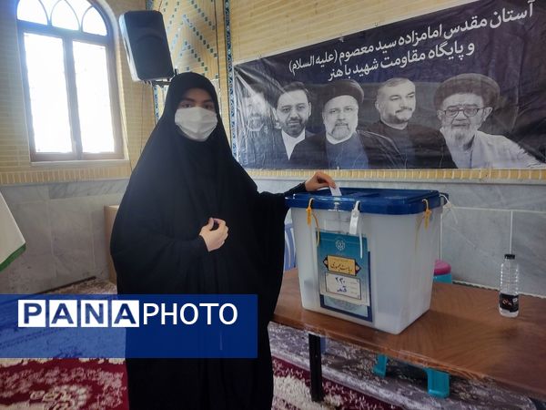 جلوه‌هایی از حضور نوجوانان قمی در شعبه‌های اخذ رای -1