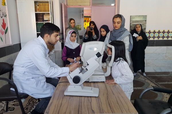 حضور پزشکان خیریه امام حسن عسگری برای غربالگری دانش آموزان دبستان میرشفیعی ها امری جهادی
