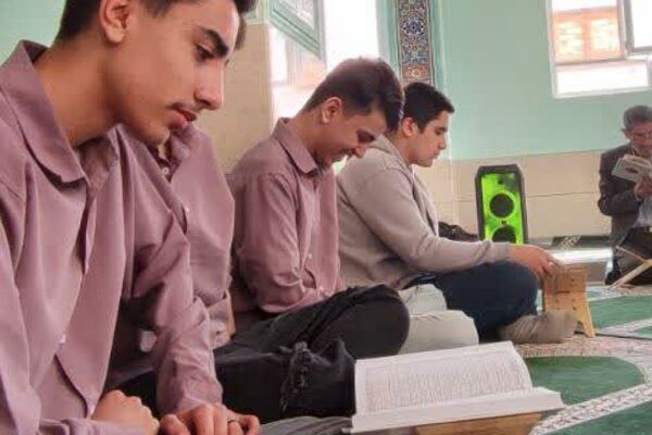 محفل انس با قرآن در مدارس رودهن به یاد سیدحسن نصرالله 