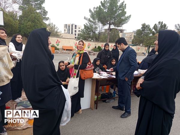 برپایی بازارچه دانش آموزی در دبیرستان شاهد هاجرشهرستان کاشمر
