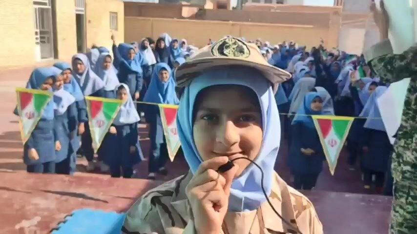 جشن پاسخ مقدرانه ایران به اسرائیل در دبستان شهید کارگر میبد