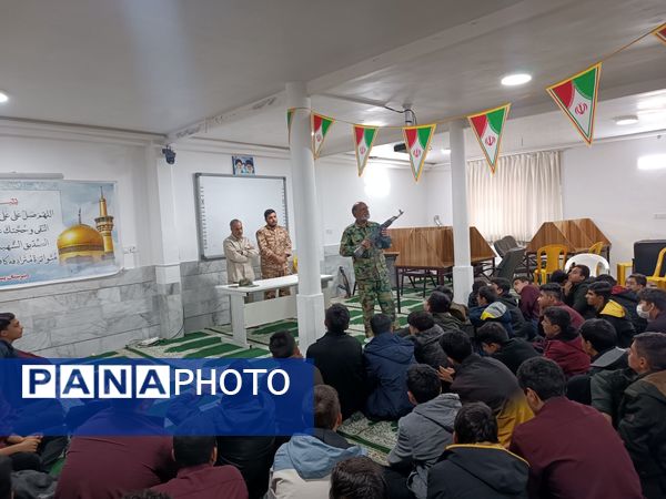 کلاس عملی  آمادگی دفاعی در دبیرستان نمونه آیت الله خامنه ای 