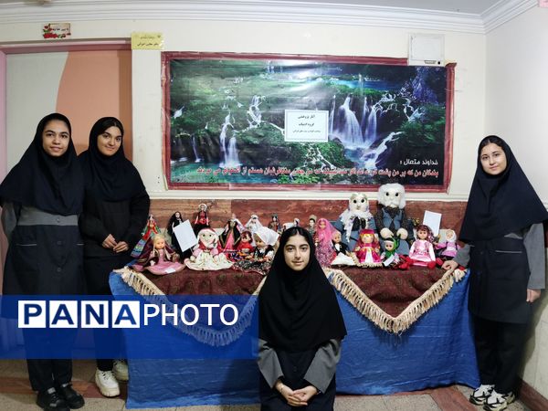 بازدید قطب کشوری مدیران از آموزشگاه شهدای معلم 2 همزمان با برپایی نمایشگاه علمی پژوهشی، انرژی های نوین، ادبیات و ریاضی