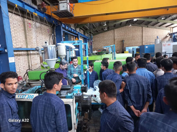 بازدید دانش‌آموزان هنرستان ثامن الائمه قم از کارخانه فریدولین