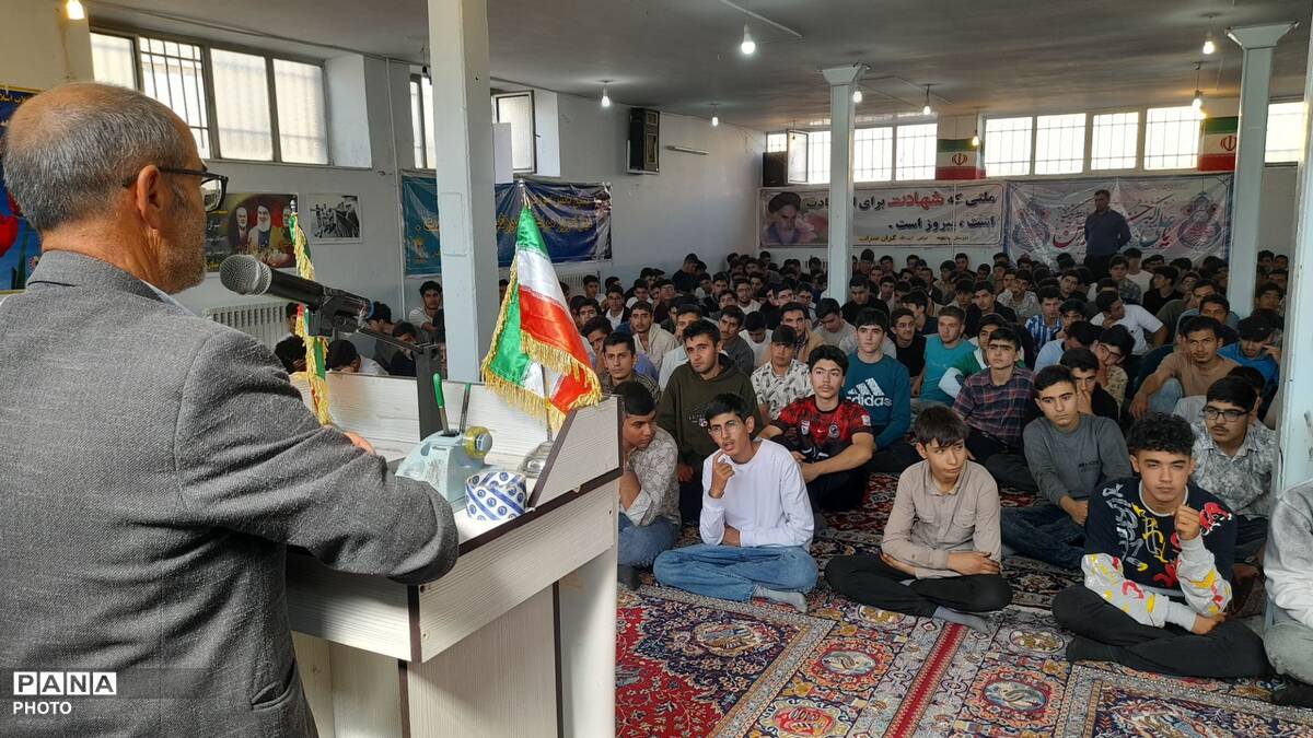 یادواره شهدای فرهنگی و دانش‌آموزی در دبیرستان آیت‌الله ملکوتی سراب