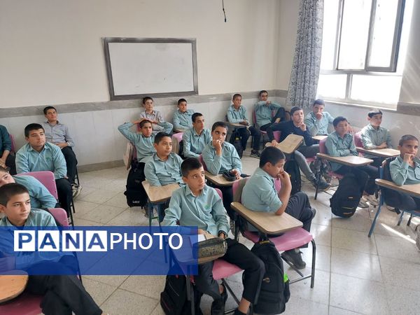 دوره آموزشی بهداشتی ویژه روز جهانی هاری در دبیرستان رئیس زاده خلیل آباد