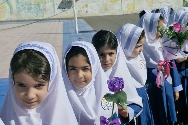 شکوفه‌پاشی در باغ دانش رشت