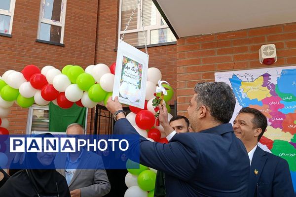 طلوع علم در مدرسه روشنگر با نغمه زنگ مهر