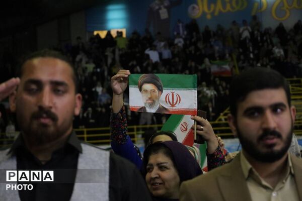 ندای هلهله فرشته‌ها در ورزشگاه انقلاب کرج 