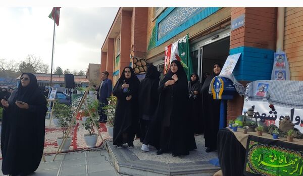 وداع دانش‌آموزان دبیرستان فرهنگیان ناحیه ۷ با شهید گمنام 