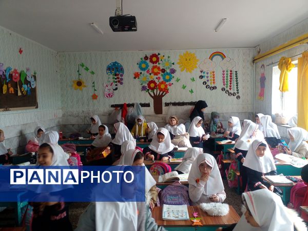 شادی دانش آموزان از یادگیری حروف الفبا و نوشتن حرف(واو)