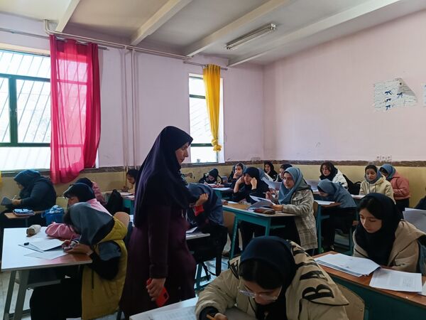 رقابت دانش‌آموزان در آزمون سنجش عملکردی مدرسه دخترانه ایثار