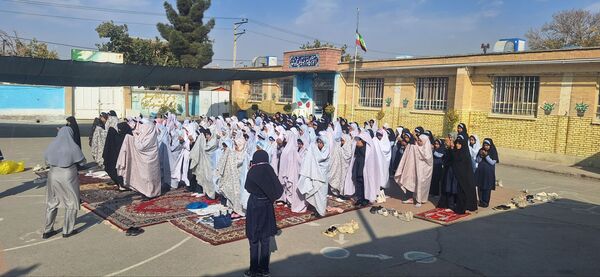 اقامه نماز باران  در دبستان ناهید نخودی 