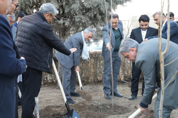 آیین گلباران مزار شهدا و غرس نهال به یاد شهدا در دانشگاه آزاد واحد کرج