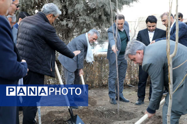 آیین گلباران مزار شهدا و غرس نهال به یاد شهدا در دانشگاه آزاد واحد کرج