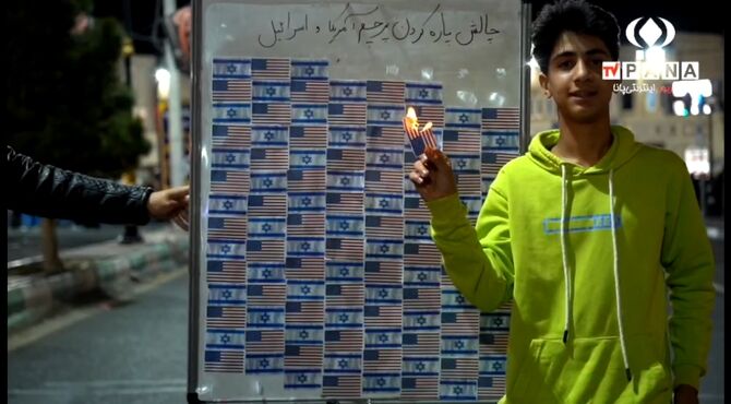 چالش پاره کردن پرچم آمریکا و اسرائیل در بم