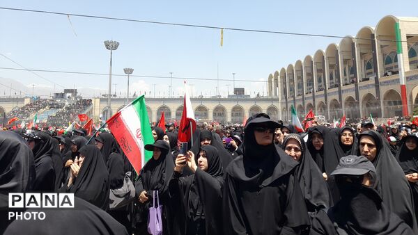  نمایشِ اقتدار در تشییعِ رهبر شهید