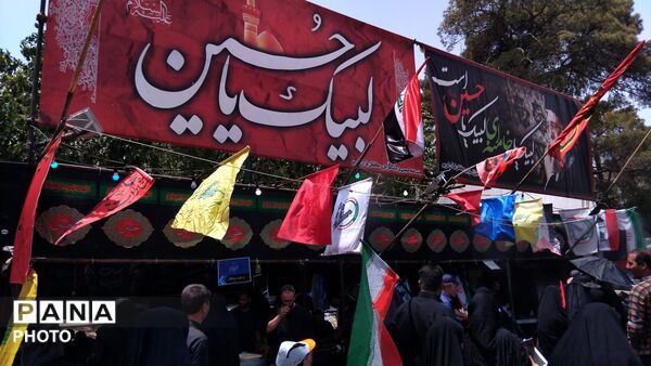 نسیم عشق در قم؛ میزبانی موکب ها از پیروان انقلاب
