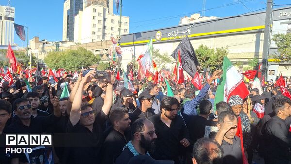 مشهد، در آغوشِ حرم، با رهبر شهید وداع کرد