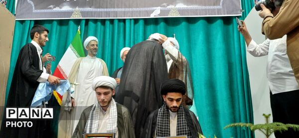 آیین عمامه‌گذاری طلاب 