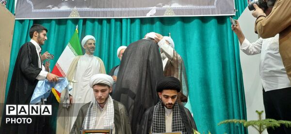آیین عمامه‌گذاری طلاب 