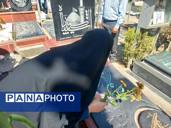 غبارروبی مزارشهدا توسط دانش‌آموزان منطقه ۱۳