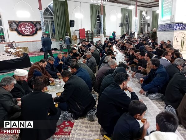  سفره های ساده افطار در امامزاده سید محمد (ع) کاشمر 