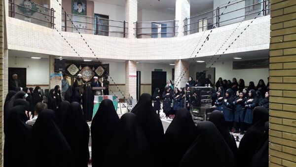دانش‌آموزان هنرستان فاطمیه از شهید گمنام استقبال کردند