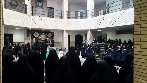 دانش‌آموزان هنرستان فاطمیه از شهید گمنام استقبال کردند