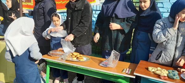 برپایی بازارچه فروش به‌مناسبت دهه فجر در مدرسه ربابه هاشمیان یزدی