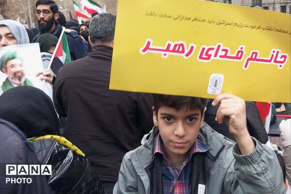 ادای احترام به شهدا با کوله‌پشتی‌های «یادبود» در راهپیمایی روز قدس