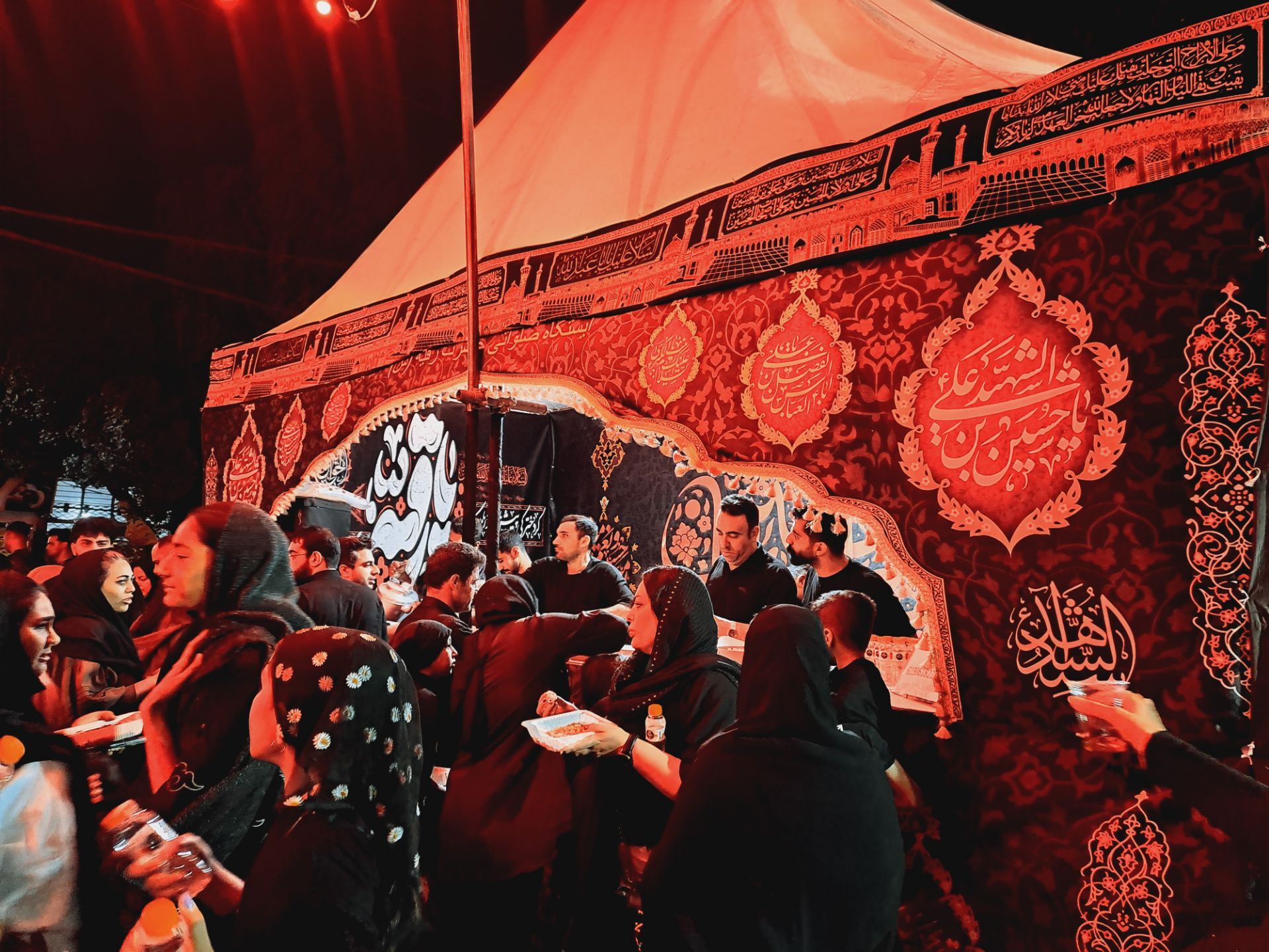 شب‌های نورانی سوگ و همدلی مردمان؛ در گلزار شهدای عباس آباد شهریار