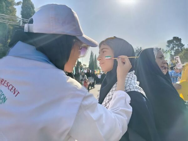 حضور دانش آموزان شیرازی درغرفه‌های فرهنگی راهپیمایی 13 آبان