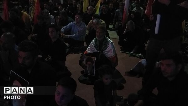 قاب هایی از رهبر شهید و رهبر معظم انقلاب در دستان سنگربان نیشابوری 