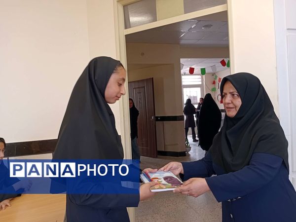 اهدای جوایز به دانش آموزان جدید الورود دبیرستان مادرمهربان خلیل آباد