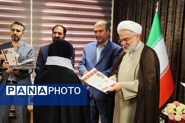 دیدار دختران دانش‌آموز سنندجی با نماینده ولی‌فقیه در کردستان 