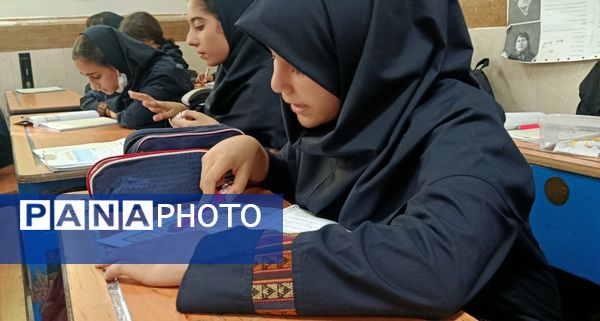 آزمون تلاوت قرآن دانش‌آموزان دبیرستان تیمسار فلاحی ناحیه یک کرج 