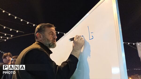 دهه نودی‌ها همچنان ایستاده اند