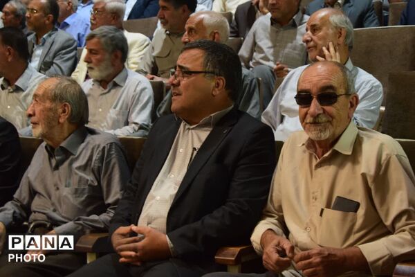 تجلیل از مدیران ۴۰ سال آموزش و پرورش اردکان