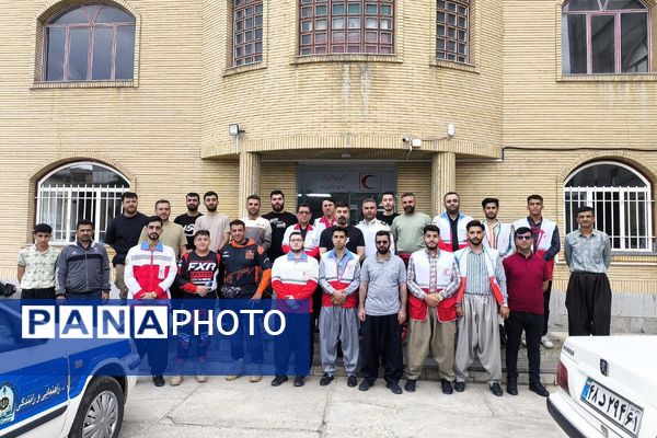 رژه باشکوه خودروهای امدادی به‌مناسبت هفته هلال‌احمر در بانه