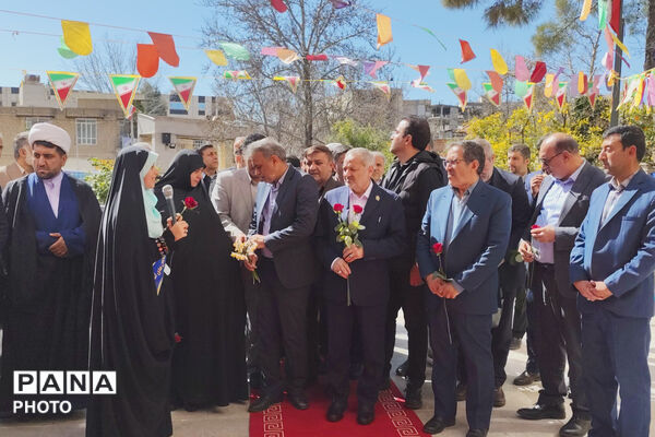 وزیر آموزش و پرورش میهمان دانش‌آموزان مدرسه شاهد دالکی