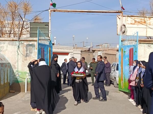 جشن انقلاب در مدرسه شهید بهمنی خلیل آباد