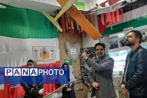 افتتاحیه نمایشگاه «مدرسه انقلاب» در مدرسه شهید شرافت بهارستان‌دو