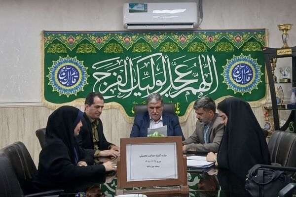 خدمات مشاوره دانش آموزان را در مسیر انتخاب رشته آگاهانه هدایت و حمایت می کند